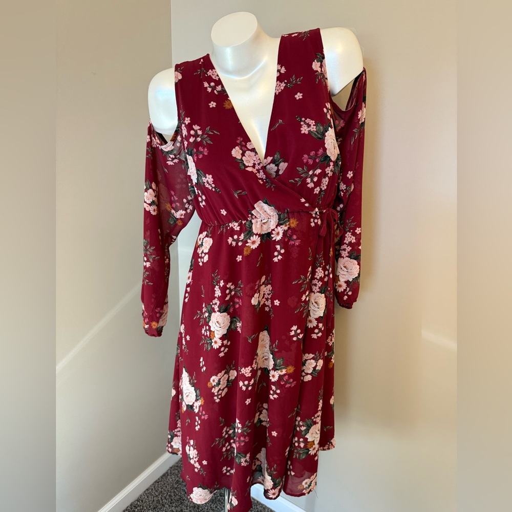 Torrid Sz 1 Burgundy Floral Cold Shoulder Wrap Dress Lined Excellent Condition